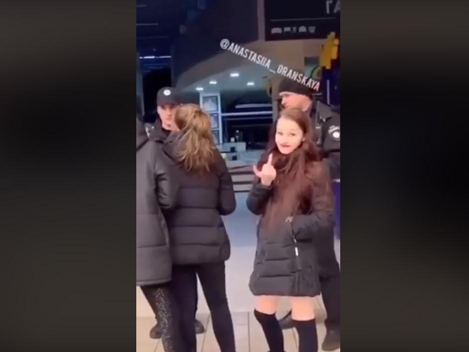 Девушек разнимала полиция / скриншот Девушек разнимала полиция / скриншот