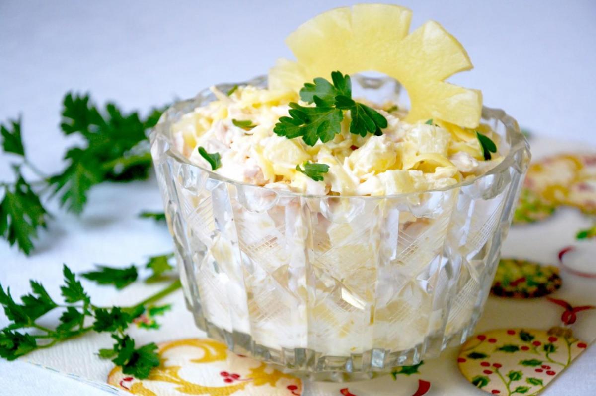 Салат с ананасами / 1000.menu Салат с ананасами / 1000.menu