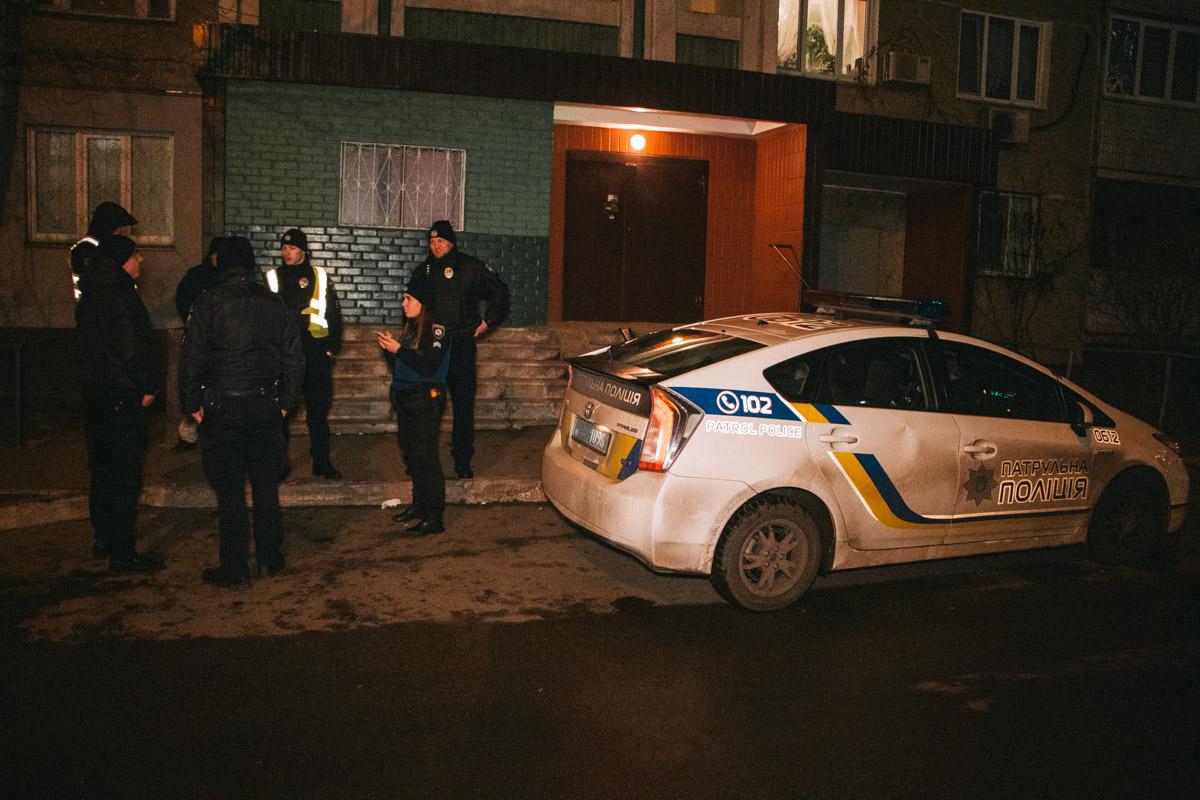 В Киеве мужчина без причины напал на патрульных / Информатор В Киеве мужчина без причины напал на патрульных / Информатор