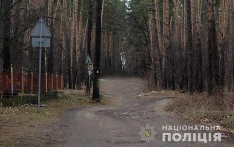 Тіло підлітка знайшли у лісі / facebook.com/pol.kyivregion Тіло підлітка знайшли у лісі / facebook.com/pol.kyivregion