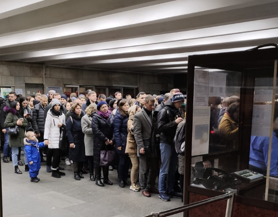 У київському метро напередодні утворився справжній колапс / Facebook - фото Володимира Хомичака У київському метро напередодні утворився справжній колапс / Facebook - фото Володимира Хомичака