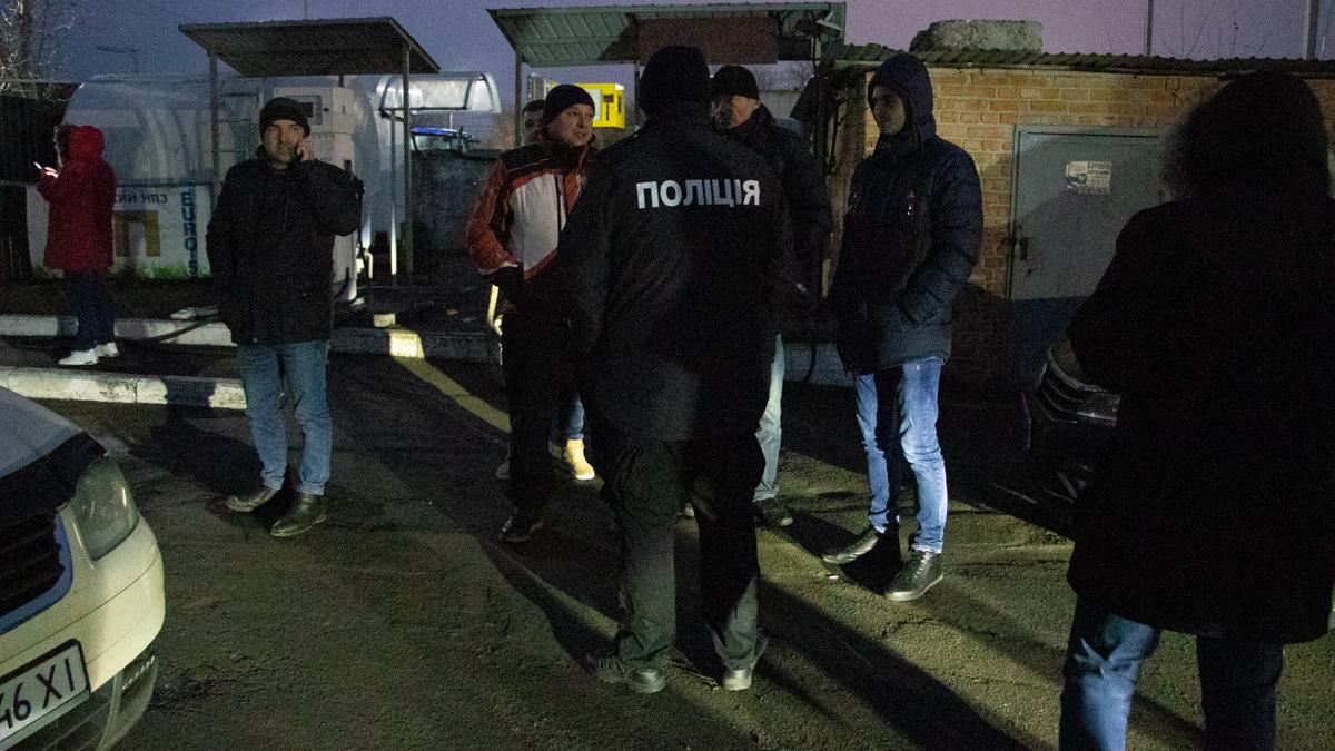 Під Києвом активісти блокують знесення незаконної АЗС / Інформатор Під Києвом активісти блокують знесення незаконної АЗС / Інформатор