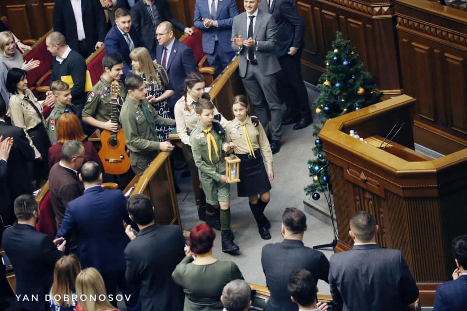 Пластуни принесли до Ради Вифлеємський вогонь / фото Yan Dobronosov Пластуни принесли до Ради Вифлеємський вогонь / фото Yan Dobronosov