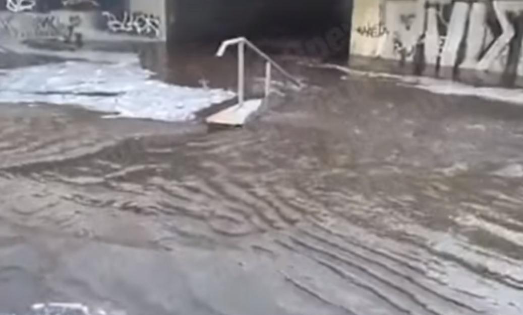 В Києві затопило підземний перехід / Скриншот с видео - Facebook, Киев оперативный В Києві затопило підземний перехід / Скриншот с видео - Facebook, Киев оперативный