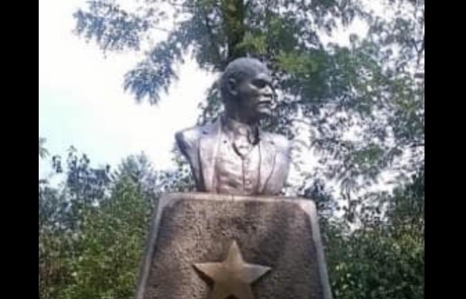 В Україні демонтували ще одного Леніна / Facebook, Pozdniakov Vadym В Україні демонтували ще одного Леніна / Facebook, Pozdniakov Vadym