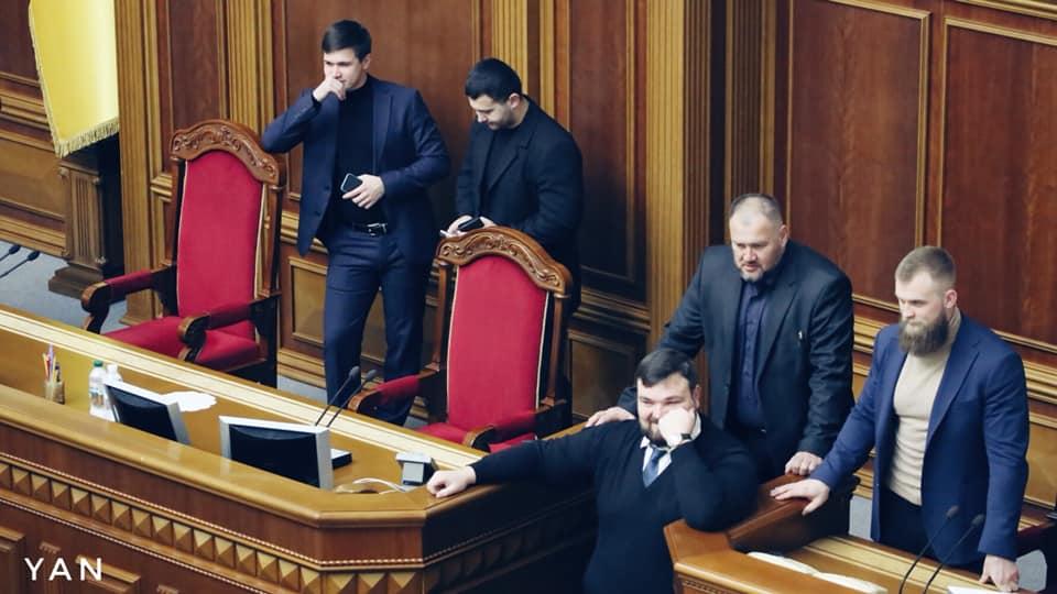 Нардепы от СН на утреннем заседании Рады / facebook.com/yan.dobronosov Нардепы от СН на утреннем заседании Рады / facebook.com/yan.dobronosov