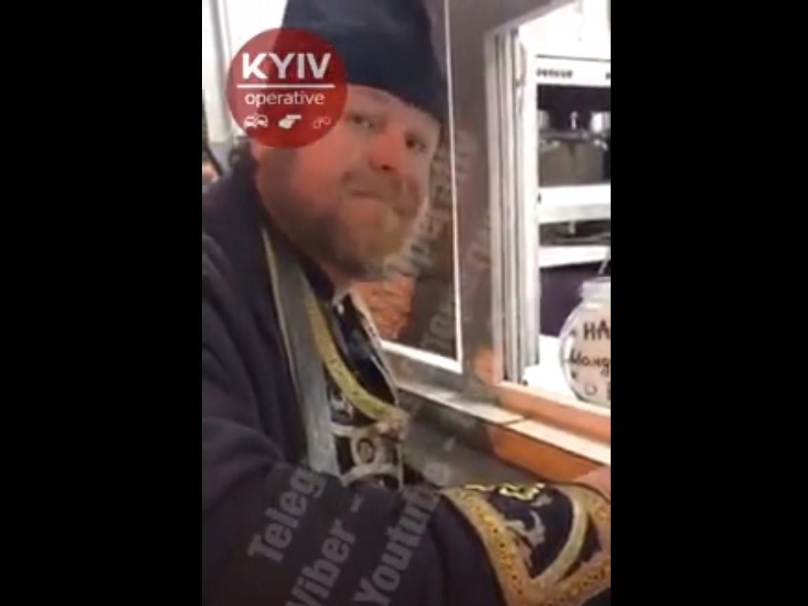 Чоловік розбив камеру і вдарив жінку в обличчя / скріншот Чоловік розбив камеру і вдарив жінку в обличчя / скріншот