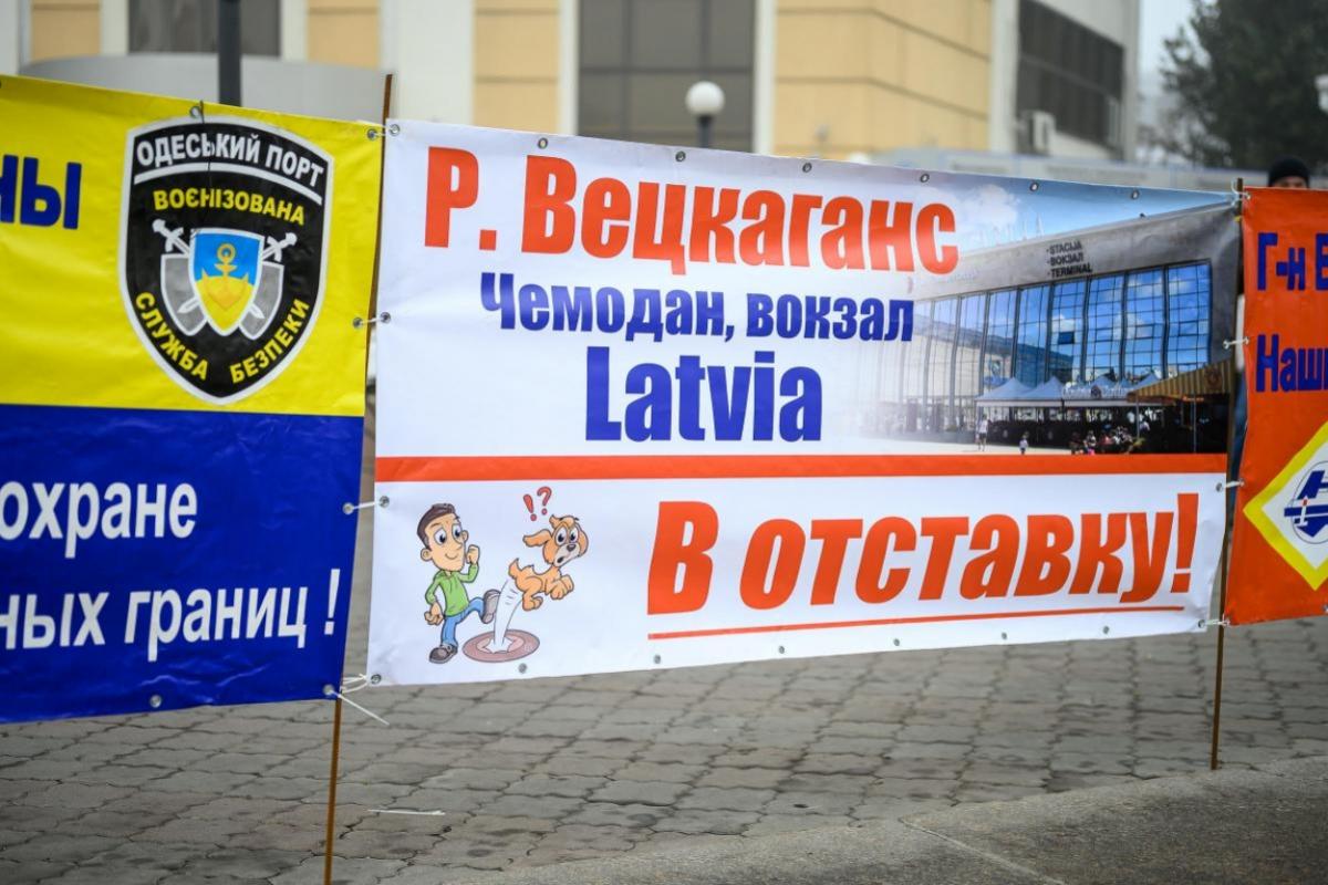 Під стінами Кабміну мітингують портовики Одеси та Чорноморська / фото УНІАН Під стінами Кабміну мітингують портовики Одеси та Чорноморська / фото УНІАН