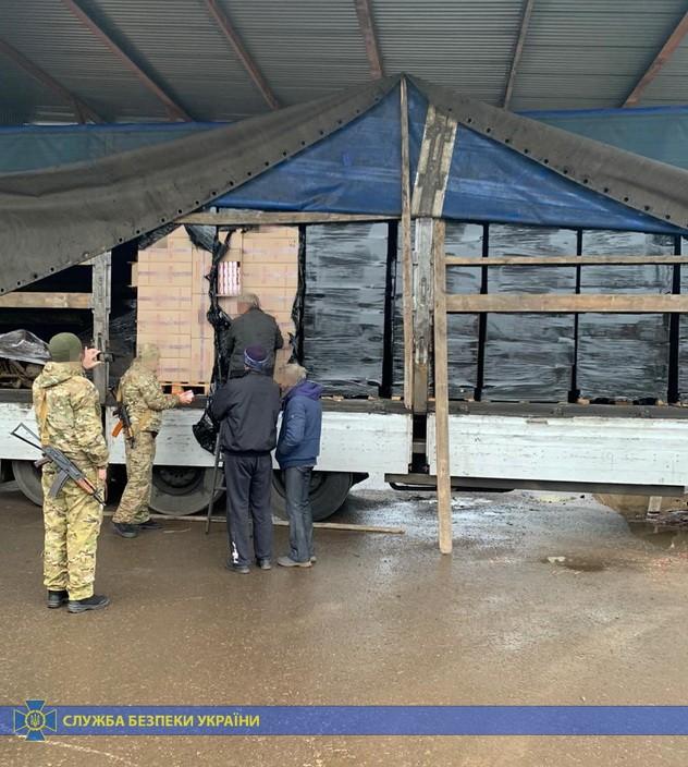 Правоохоронцями вирішується питання про накладення арешту на фальсифіковані цигарки і транспорт / ssu.gov.ua Правоохоронцями вирішується питання про накладення арешту на фальсифіковані цигарки і транспорт / ssu.gov.ua