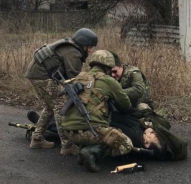 Военнослужащие оперативно организовали эвакуацию раненого, но спасти мужчину не удалось / фото: штаб ООС Военнослужащие оперативно организовали эвакуацию раненого, но спасти мужчину не удалось / фото: штаб ООС