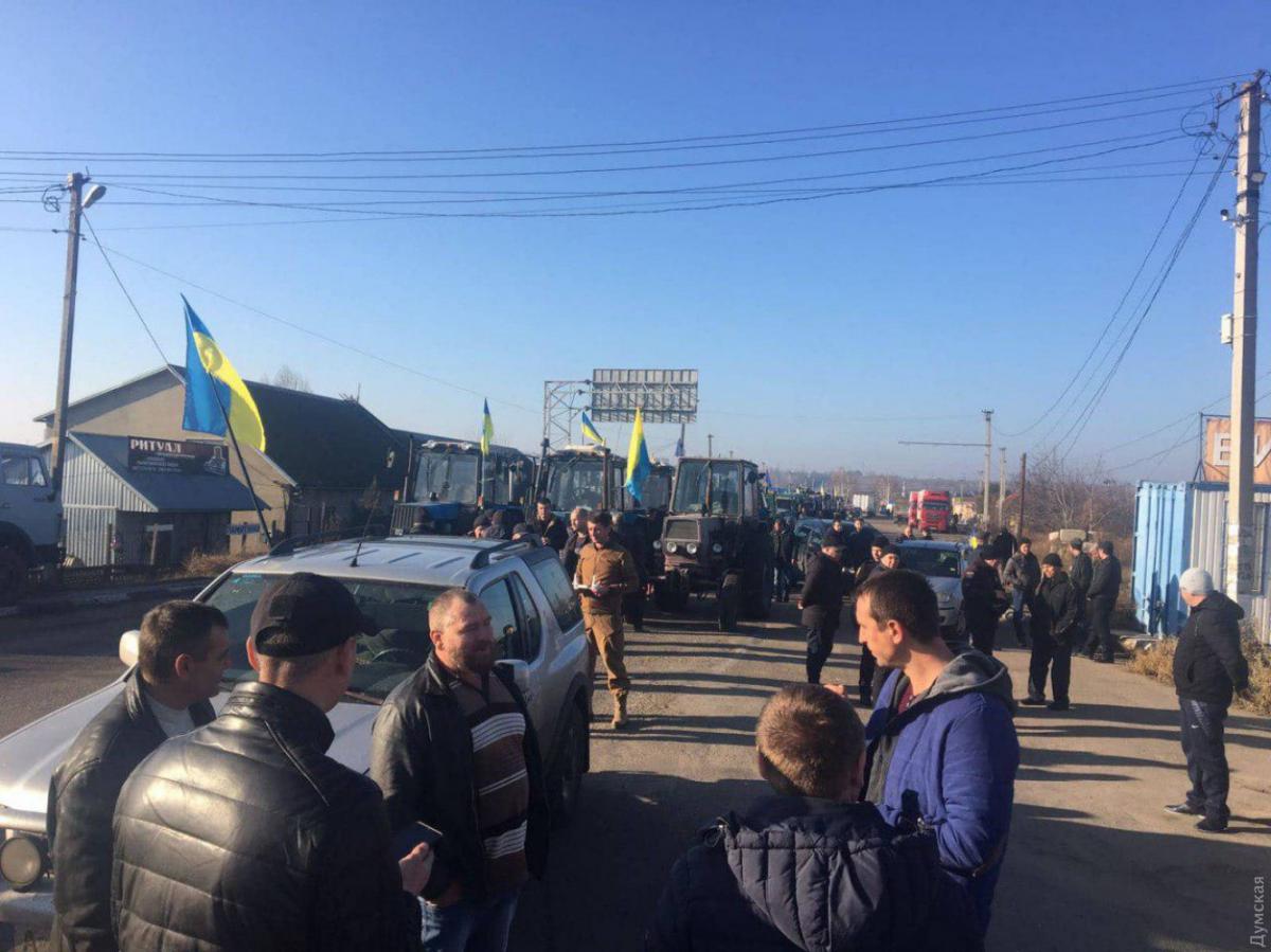 На в’їзді до пункту пропуску утворилися кілометрові затори / Думская На в’їзді до пункту пропуску утворилися кілометрові затори / Думская