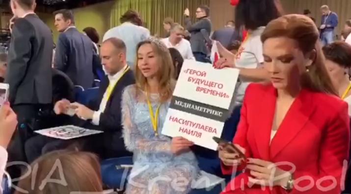 Журналістка в костюмі Снігуроньки Журналістка в костюмі Снігуроньки