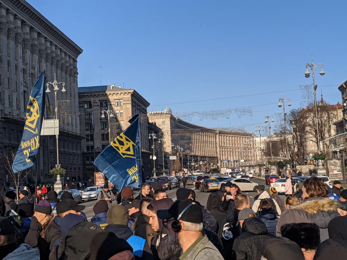 Демонстранти поводяться спокійно, не проявляючи жодних агресивних дій / twitter.com/NK_KyivObl Демонстранти поводяться спокійно, не проявляючи жодних агресивних дій / twitter.com/NK_KyivObl