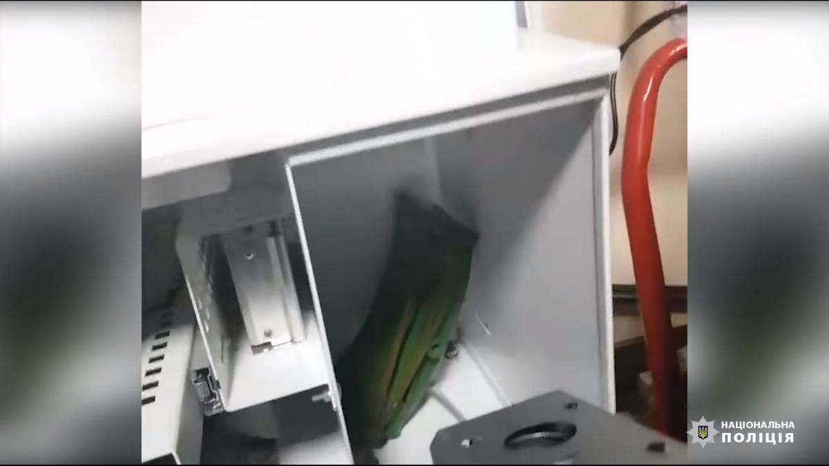 Бойова міна МОН-50, яку було вилучено в Антоненка / скріншот з відео Бойова міна МОН-50, яку було вилучено в Антоненка / скріншот з відео