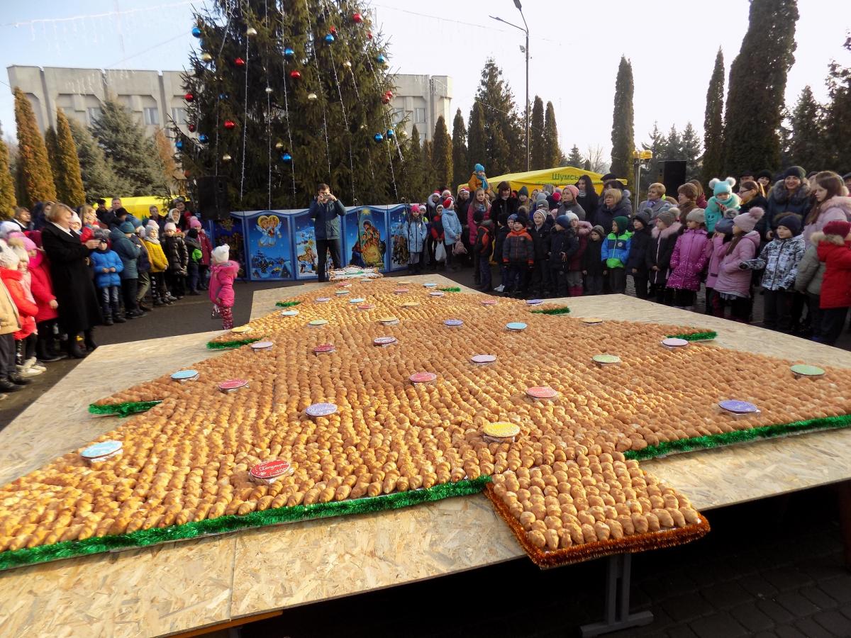 Чтобы создать елку, понадобилось 4 тыс. круассанов и 36 имбирных пряников / Фото: shumska-gromada.gov.ua Чтобы создать елку, понадобилось 4 тыс. круассанов и 36 имбирных пряников / Фото: shumska-gromada.gov.ua