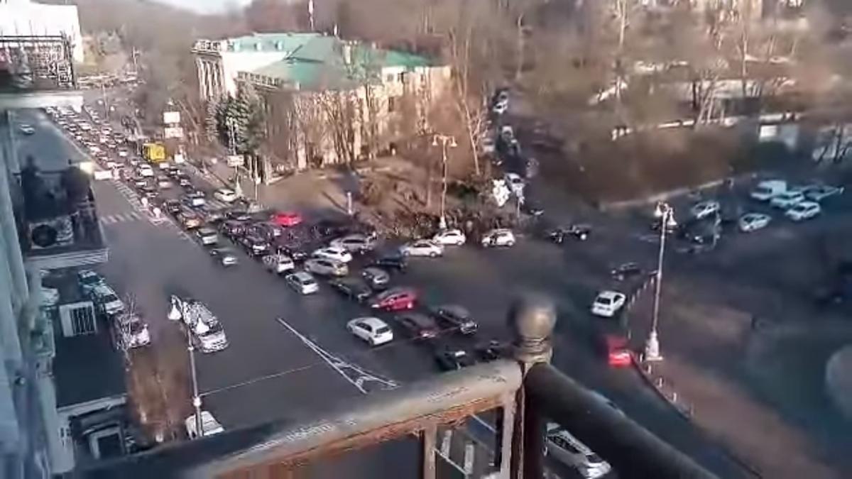 Инцидент произошел возле входа на стадион "Динамо" / скриншот из видео Инцидент произошел возле входа на стадион "Динамо" / скриншот из видео