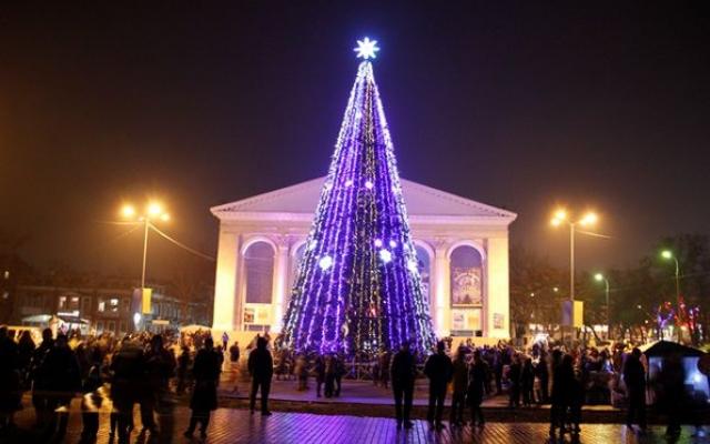На елке разбиті игрушки и частично отвалилась верхушка / Фото: kherson.net.ua На елке разбиті игрушки и частично отвалилась верхушка / Фото: kherson.net.ua