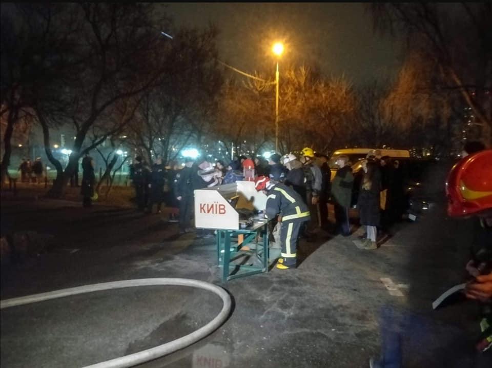 У Києві сталася пожежа в багатоповерхівці, є загиблі / фото facebook.com/MNS.GOV.UA У Києві сталася пожежа в багатоповерхівці, є загиблі / фото facebook.com/MNS.GOV.UA