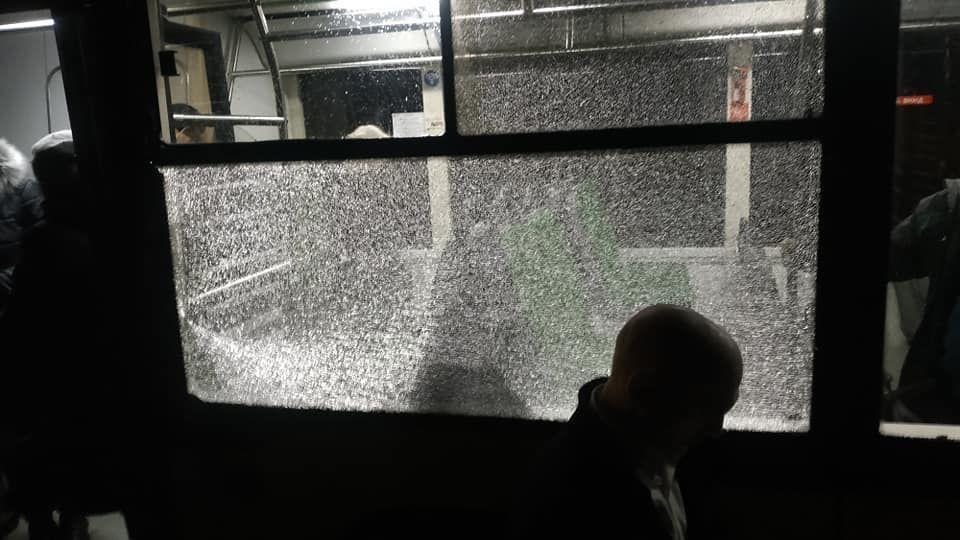 Во Львове обстреляли автобус с пассажирами / фото facebook.com/groups/varta1.official/ Во Львове обстреляли автобус с пассажирами / фото facebook.com/groups/varta1.official/
