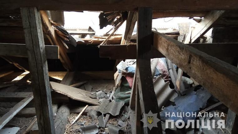 Вследствие обстрелов боевиков повреждены жилые дома / фото lg.npu.gov.ua