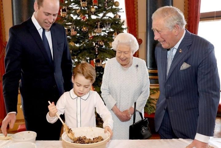 Принц Джордж разом із Єлизаветою II приготував пудинги / фото: instagram.com/theroyalfamily Принц Джордж разом із Єлизаветою II приготував пудинги / фото: instagram.com/theroyalfamily