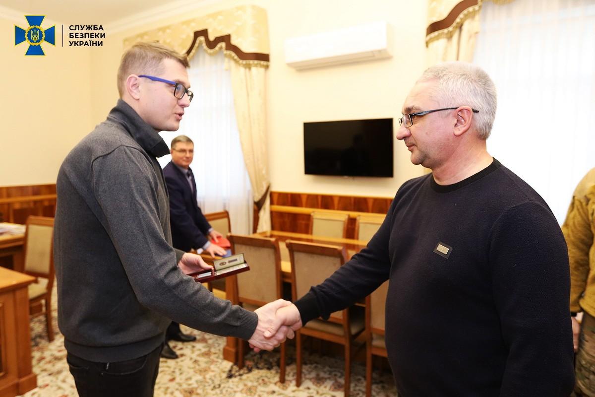 Баканов наградил ветерана правоохранительных органов за спасение военной техники / ssu.gov.ua Баканов наградил ветерана правоохранительных органов за спасение военной техники / ssu.gov.ua