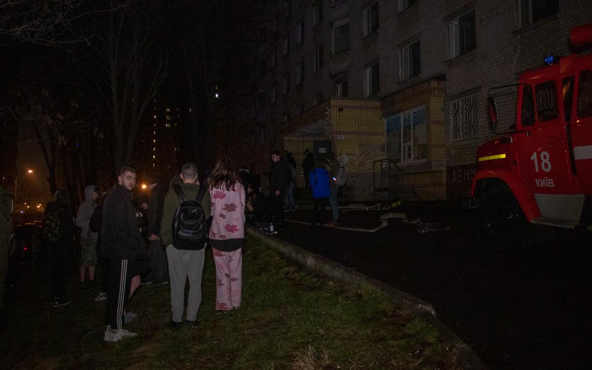 Пожежа виникла на 9-му поверсі гуртожитку / фото: Інформатор Пожежа виникла на 9-му поверсі гуртожитку / фото: Інформатор