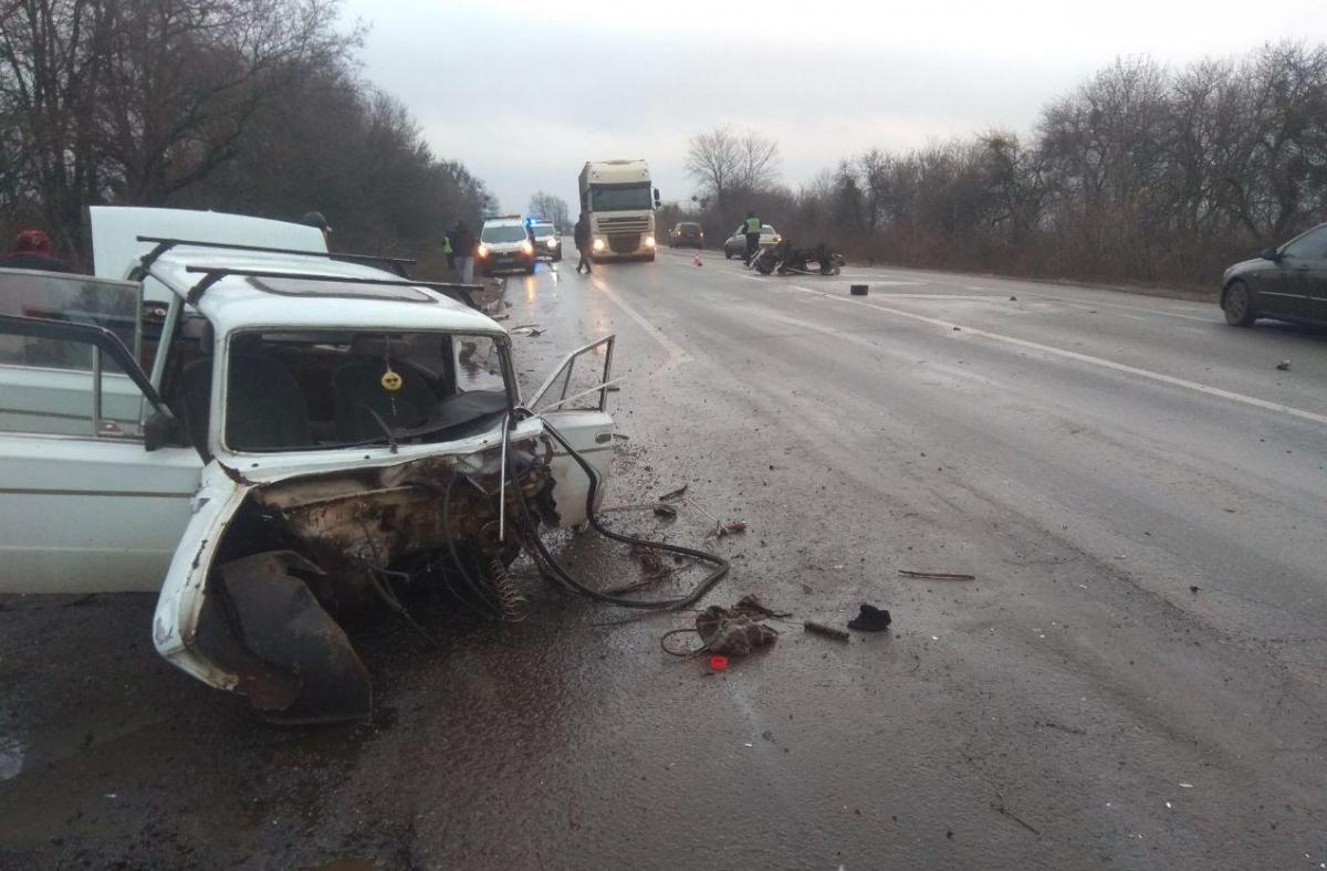 На трасі Київ-Харків-Довжанський автомобіль ВАЗ-2106 зіткнувся з поліцейським Mitsubishi Outlander / фото: hk.npu.gov.ua На трасі Київ-Харків-Довжанський автомобіль ВАЗ-2106 зіткнувся з поліцейським Mitsubishi Outlander / фото: hk.npu.gov.ua