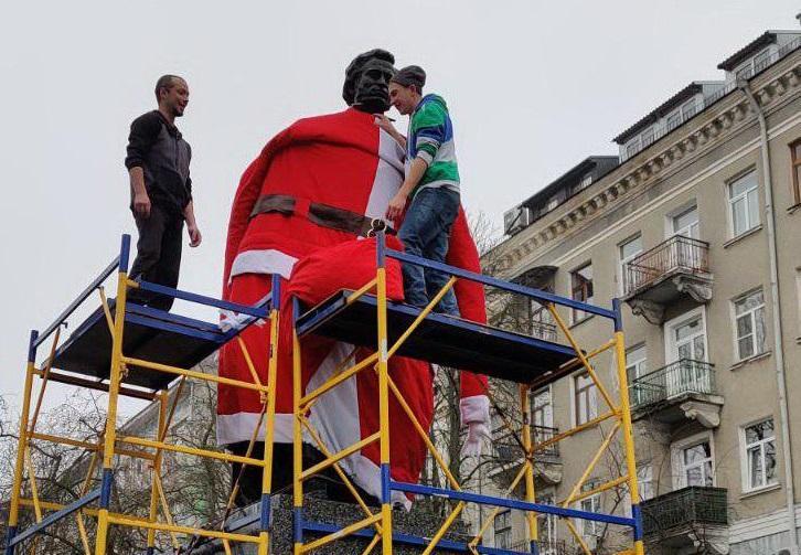 Планувалось, що в образі Йоулупуккі пам’ятник стоятиме до 26 січня / фото Тарас Ковальчук Планувалось, що в образі Йоулупуккі пам’ятник стоятиме до 26 січня / фото Тарас Ковальчук