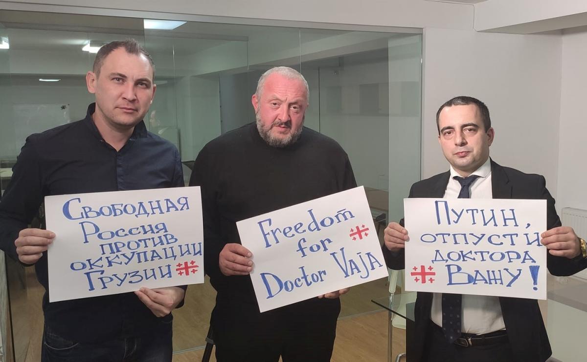 4й Президент Грузии Гиоргий Маргвелашвили (в центре) и Егор Куроптев (справа) в поддержку Важи Гаприндашвили 4й Президент Грузии Гиоргий Маргвелашвили (в центре) и Егор Куроптев (справа) в поддержку Важи Гаприндашвили