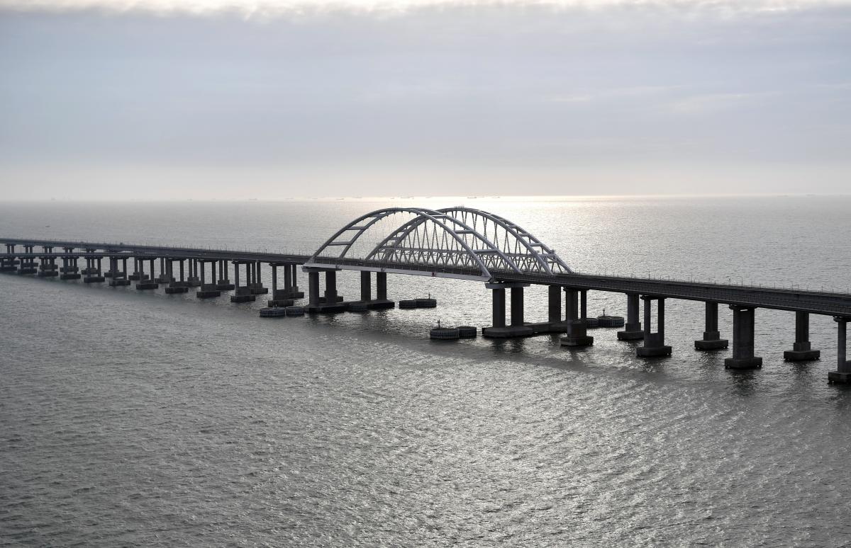 Крымский мост можно повредить, объясняет эксперт / Иллюстрация / REUTERS