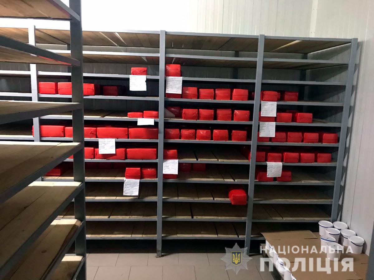 Злоумышленники продавали молочные продукты под видом белорусских торговых марок / фото ГУНП в Черновицкой области Злоумышленники продавали молочные продукты под видом белорусских торговых марок / фото ГУНП в Черновицкой области