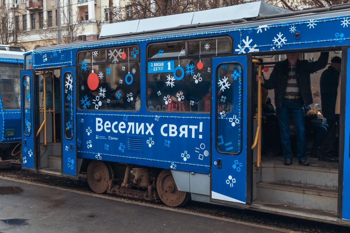 У Дніпрі на вулиці знову вийшов новорічний трамвай / Інформатор У Дніпрі на вулиці знову вийшов новорічний трамвай / Інформатор