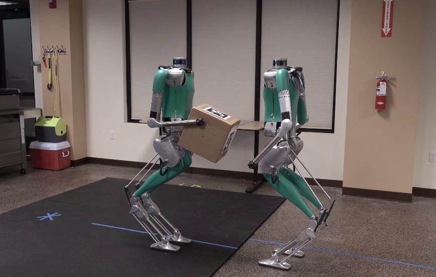 Американцы научили роботов переносить коробки сообща / Скриншот - Youtube, Agility Robotics Американцы научили роботов переносить коробки сообща / Скриншот - Youtube, Agility Robotics