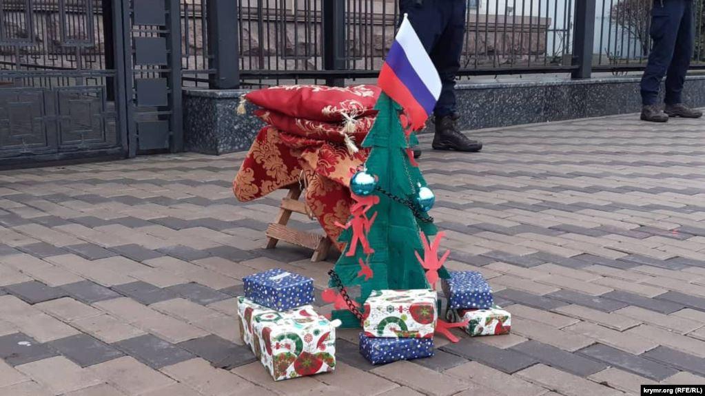 Активісти нагадали про порушення прав людини в Криму / Фото: Крим.Реалії Активісти нагадали про порушення прав людини в Криму / Фото: Крим.Реалії