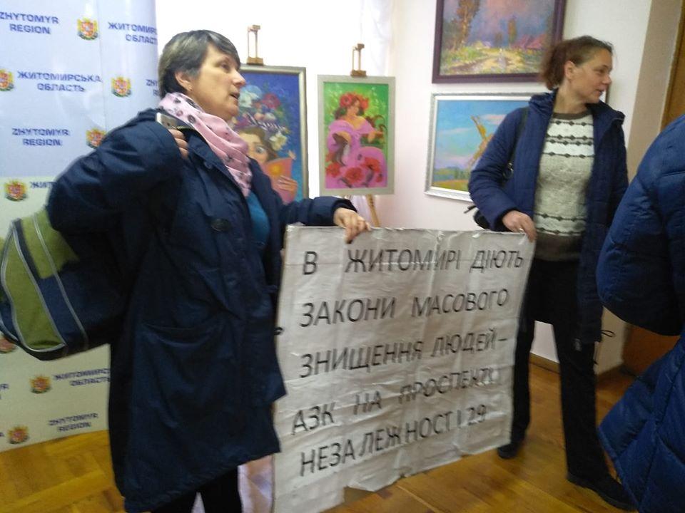 У Житомирі місцеві жителі протестують проти будівництва АЗС / фото УНІАН У Житомирі місцеві жителі протестують проти будівництва АЗС / фото УНІАН