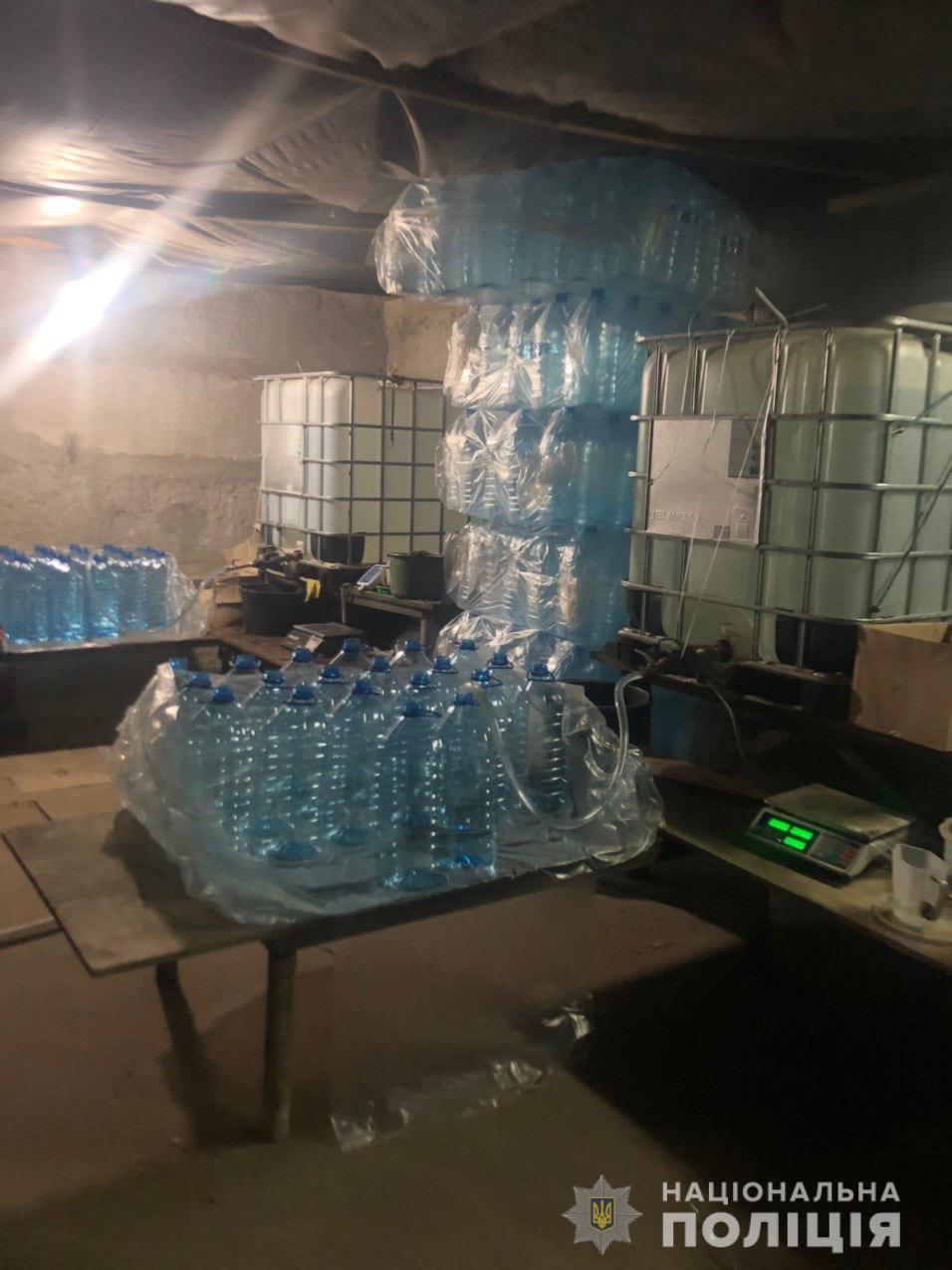 У Харкові в гаражному боксі натрапили на нелегальний міні-завод із розливу спирту / фотог npu.gov.ua У Харкові в гаражному боксі натрапили на нелегальний міні-завод із розливу спирту / фотог npu.gov.ua