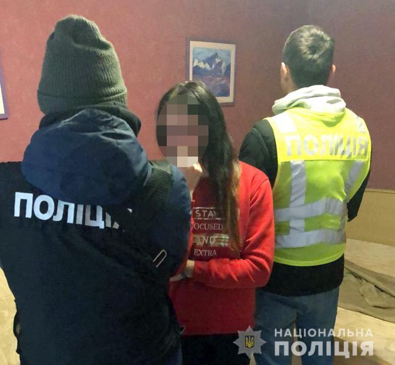 За час "развлечений" клиенты платили от 800 до 1000 гривень / фото: Нацполиция За час "развлечений" клиенты платили от 800 до 1000 гривень / фото: Нацполиция