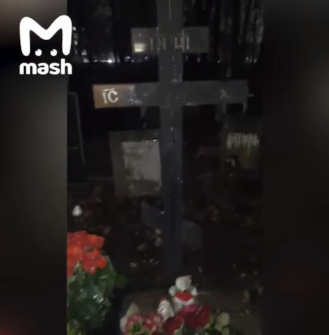 Неизвестные подожгли могилу Децла в Москве / Скриншот Неизвестные подожгли могилу Децла в Москве / Скриншот