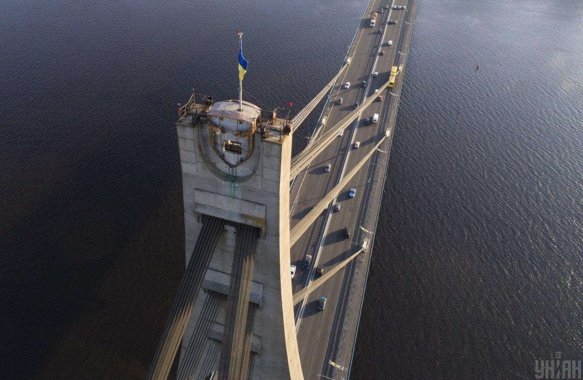 На північному мосту частково обмежать рух / фото УНІАН На північному мосту частково обмежать рух / фото УНІАН