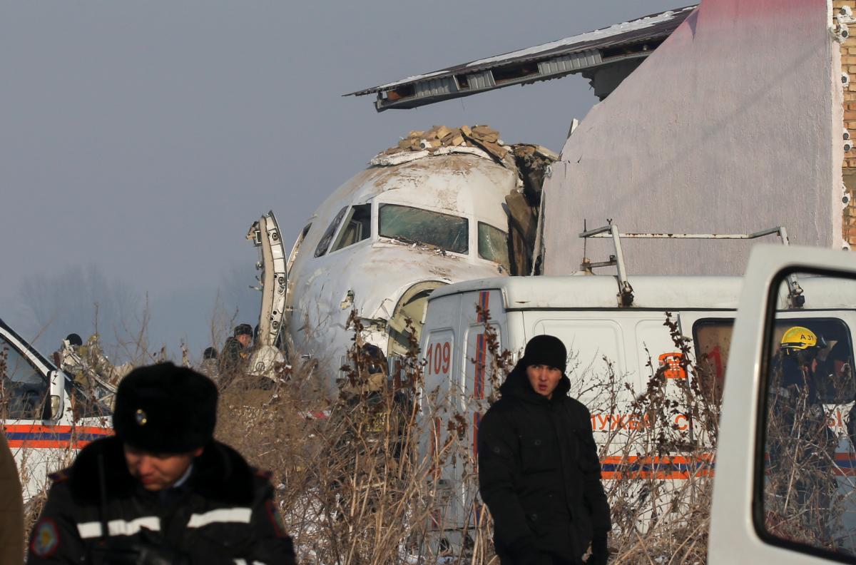 Крушение самолета в Казахстане \ REUTERS Крушение самолета в Казахстане \ REUTERS