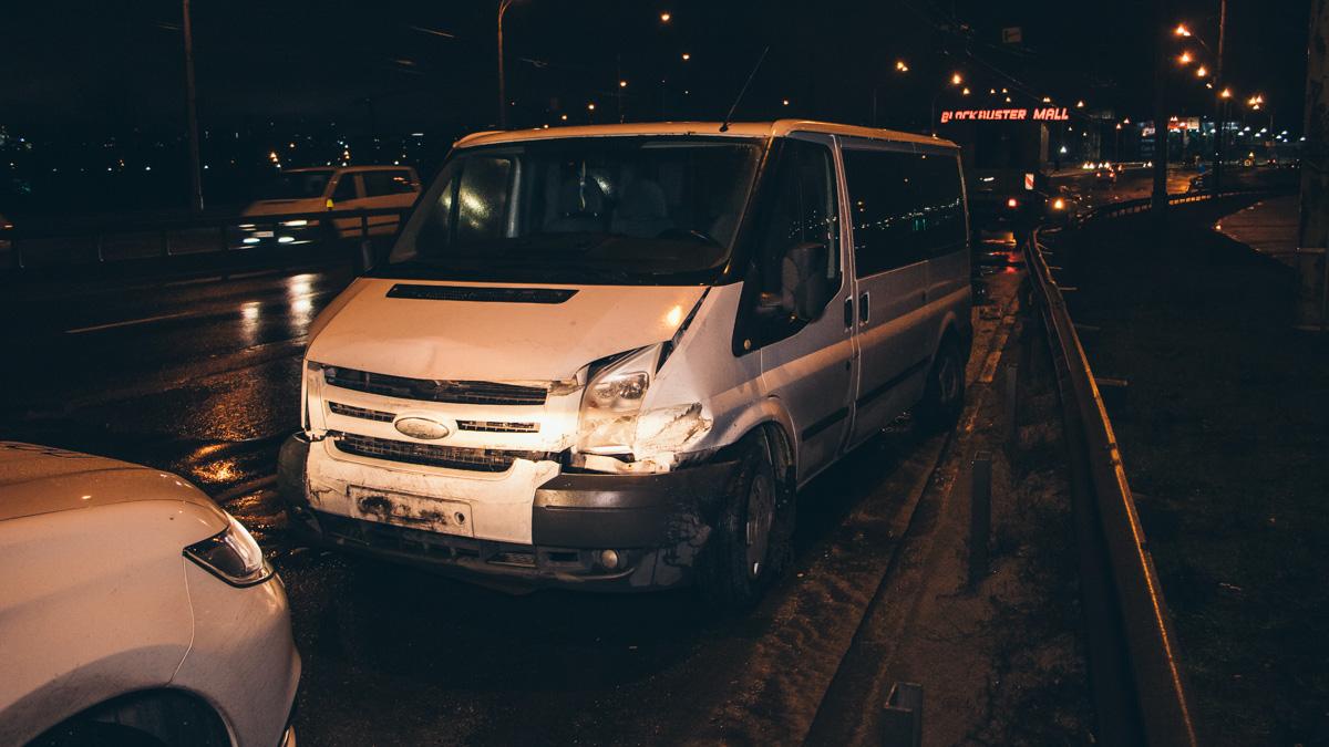 На место ДТП приехали полиция и коммунальщики / Фото: Информатор На место ДТП приехали полиция и коммунальщики / Фото: Информатор