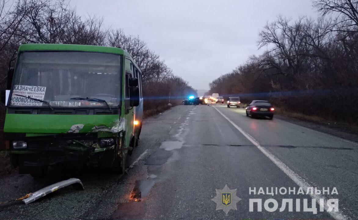На момент ДТП в салоне автобуса было 10 пассажиров / фото: пресс-служба полиции На момент ДТП в салоне автобуса было 10 пассажиров / фото: пресс-служба полиции