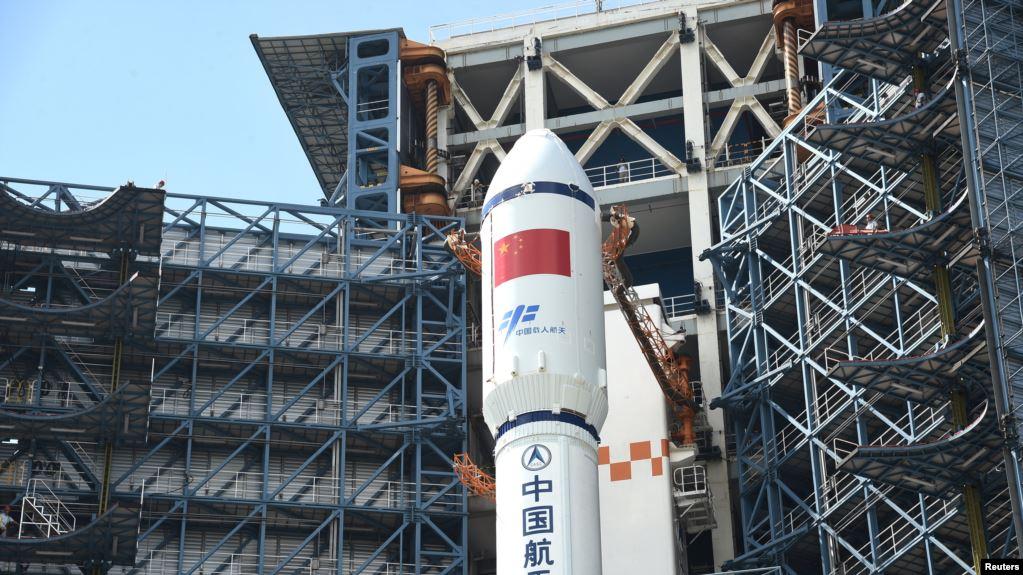 Китайська ракета-носій на космодромі / REUTERS Китайська ракета-носій на космодромі / REUTERS