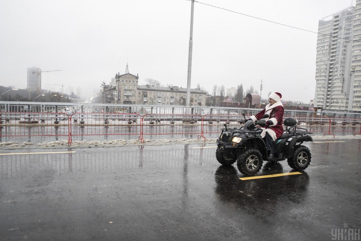 Кличко проїхався Шулявським мостом / фото УНІАН Кличко проїхався Шулявським мостом / фото УНІАН