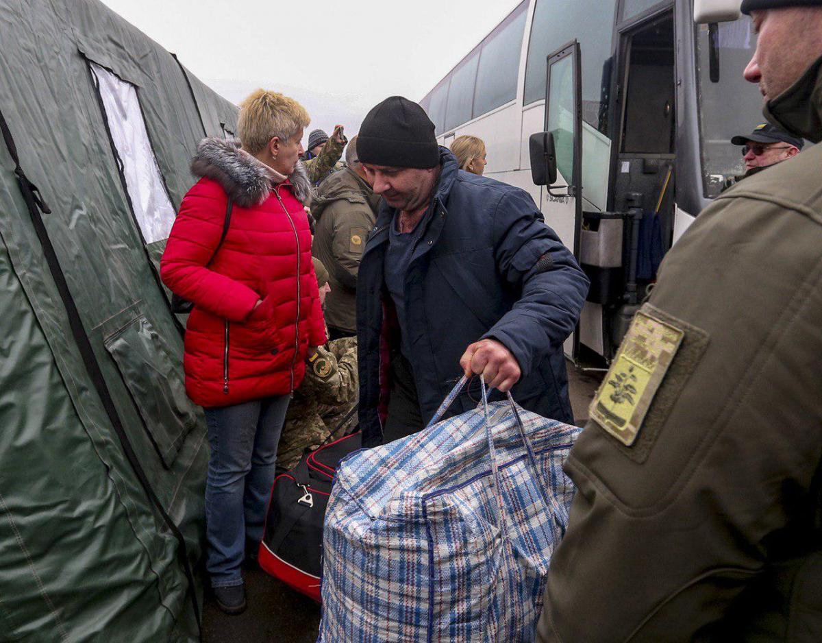 29 грудня на КПВВ «Майорське» в Донецькій області відбувся обмін утримуваними особами / фото ОП 29 грудня на КПВВ «Майорське» в Донецькій області відбувся обмін утримуваними особами / фото ОП