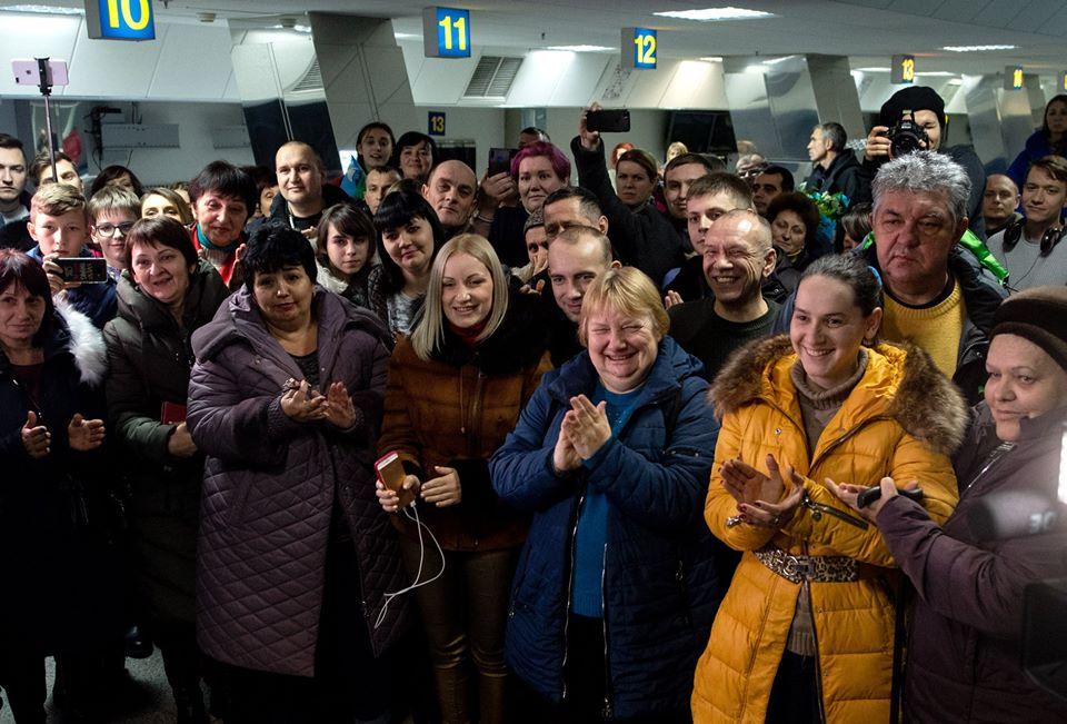 В "Борисполе" освобожденных из плена украинцев ждали их семьи / ОП