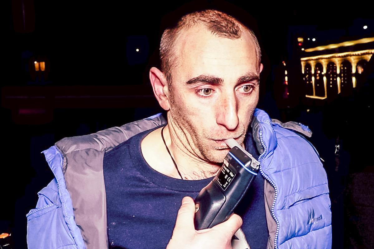 Нападавший скрылся на своем автомобиле, который припарковал через два дома / "Информатор" Нападавший скрылся на своем автомобиле, который припарковал через два дома / "Информатор"
