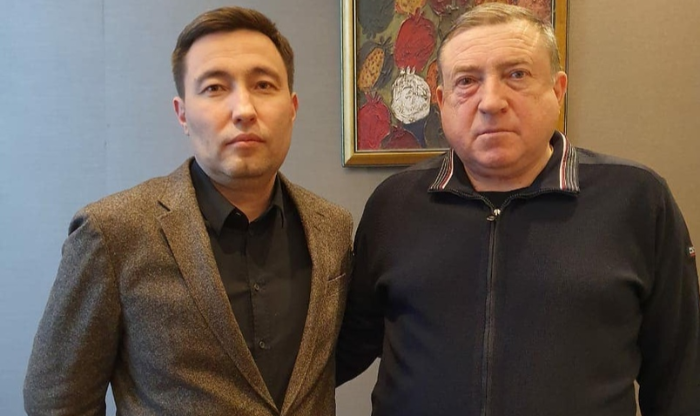 Грозний (праворуч) підписав контракт на рік / фото: shakhter.kz Грозний (праворуч) підписав контракт на рік / фото: shakhter.kz