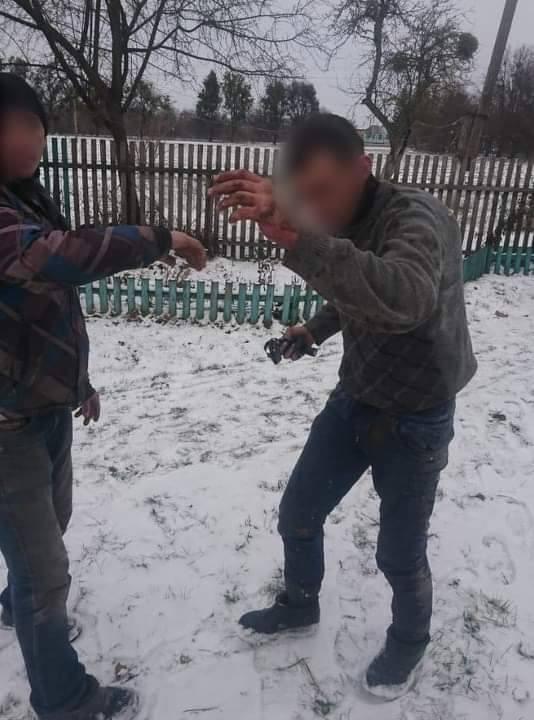 За зовнішніми ознаками потерпілий був сп'янілий та відмовлявся від медичної допомоги / Фото: ДСНС За зовнішніми ознаками потерпілий був сп'янілий та відмовлявся від медичної допомоги / Фото: ДСНС